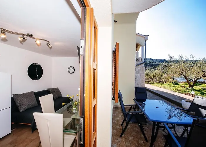 Апартаменты Roko Opacac Veli Iz,otok Iz